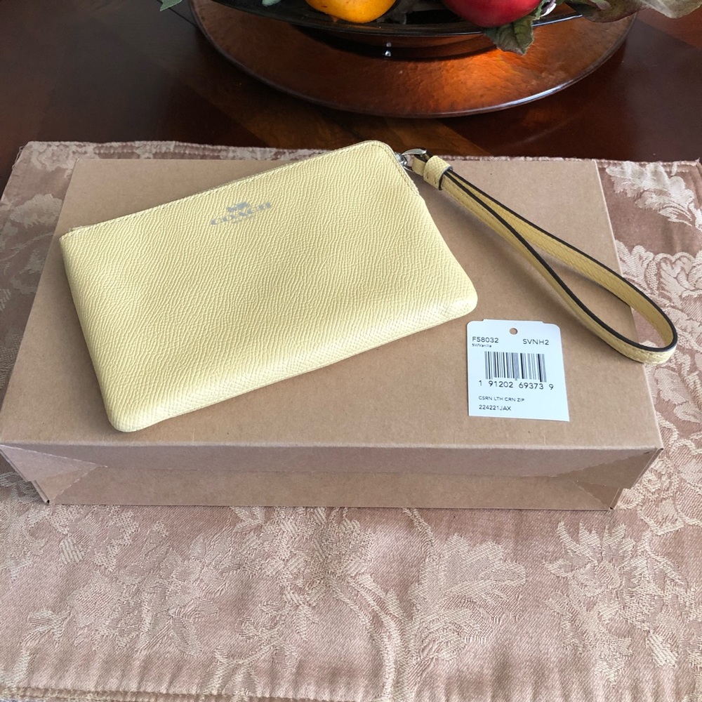 🌹New Coach Wristlet